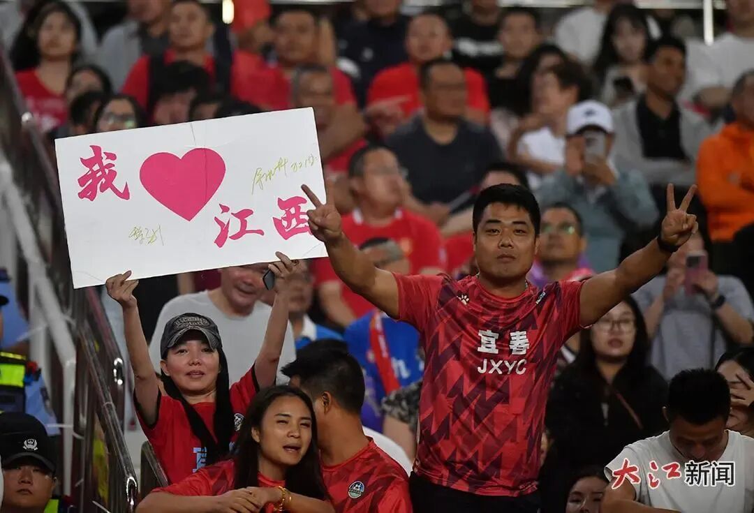 热情的球迷。大江新闻 全媒体记者 王祺 摄