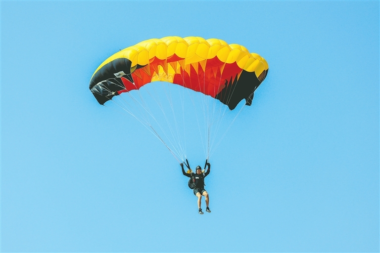 比赛吸引众多国内外优秀选手参加。 本报全媒体记者 李 征摄