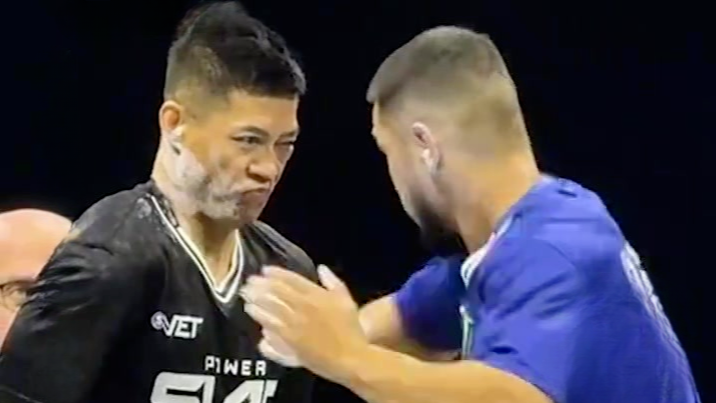 赵鸿刚出战“世界耳光大赛”惨遭KO，本人最新回应：眉骨处伤口已缝5针，摘墨镜眼睛肿得睁不开