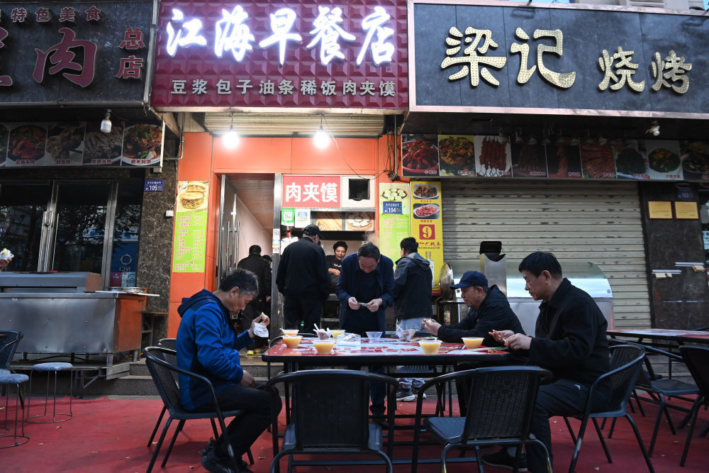 位于甘肃省敦煌市的江海早餐店　新华社记者　范培珅　摄