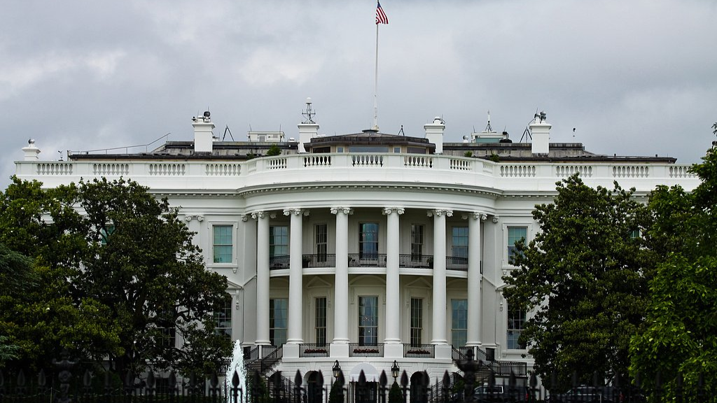 我给美国联邦雇员发邮件收到自动回复：抱歉，我被强制休假了