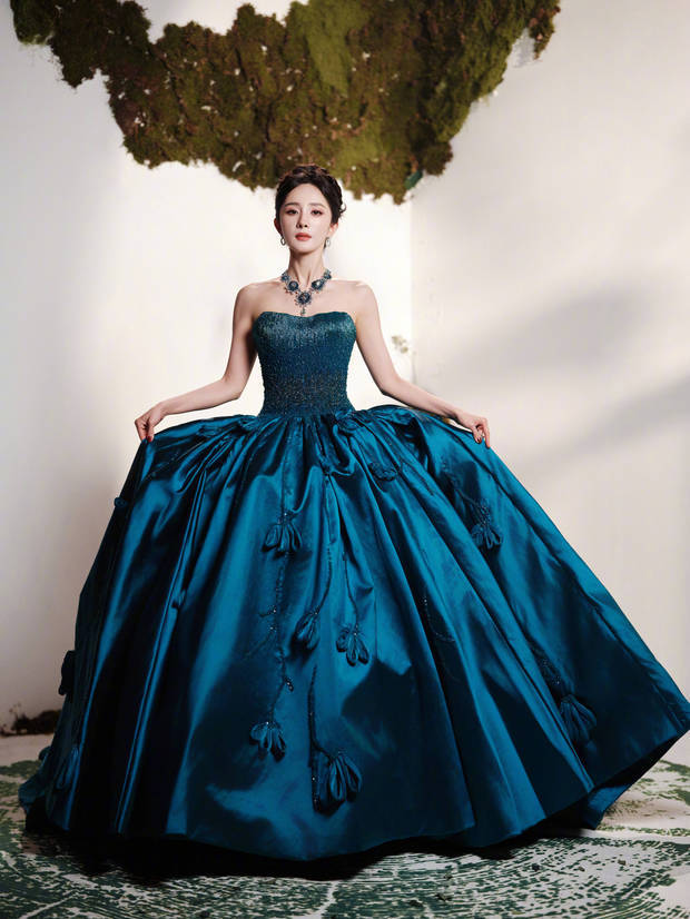 搜狐娱乐讯 11月3日，一组杨幂的视界大会造型图释出。图中，杨幂穿蓝色大裙摆礼服，戴宝石项链，女王范儿十足。