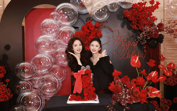 搜狐娱乐讯 5日,佟丽娅在社交平台上晒照为董璇庆祝46岁生日,姐妹俩亲密合影,面露灿烂笑容,心情大好!