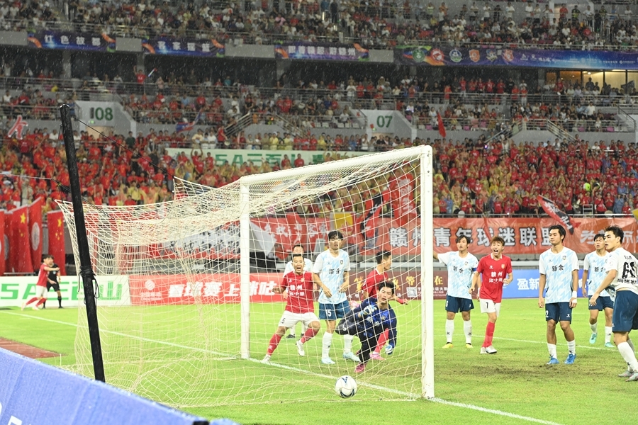 9月7日,赣州队50号罗罡一记“圆月弯刀”技惊四座,登上热搜榜,“赣超”热度随之急剧攀升。