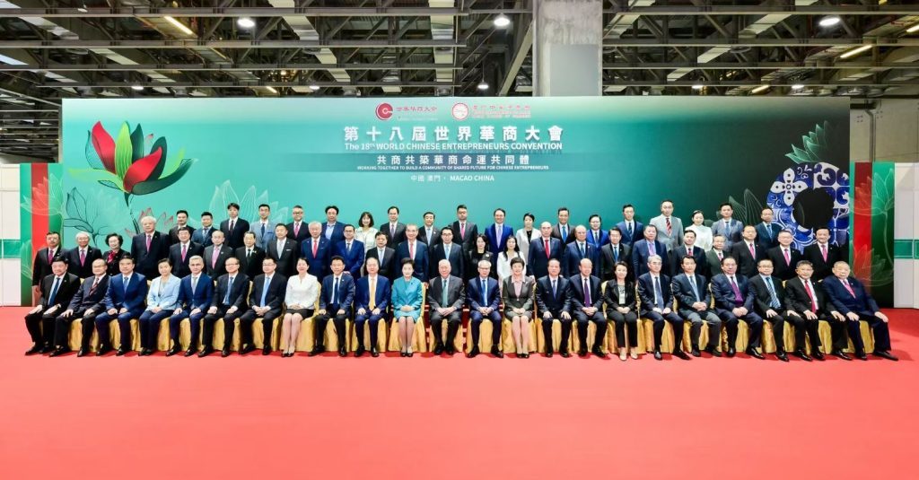 ▲何厚鏵、咸輝、岑浩輝與世界華商大會召集人、顧問委員會、主辦單位、演講嘉賓等合照