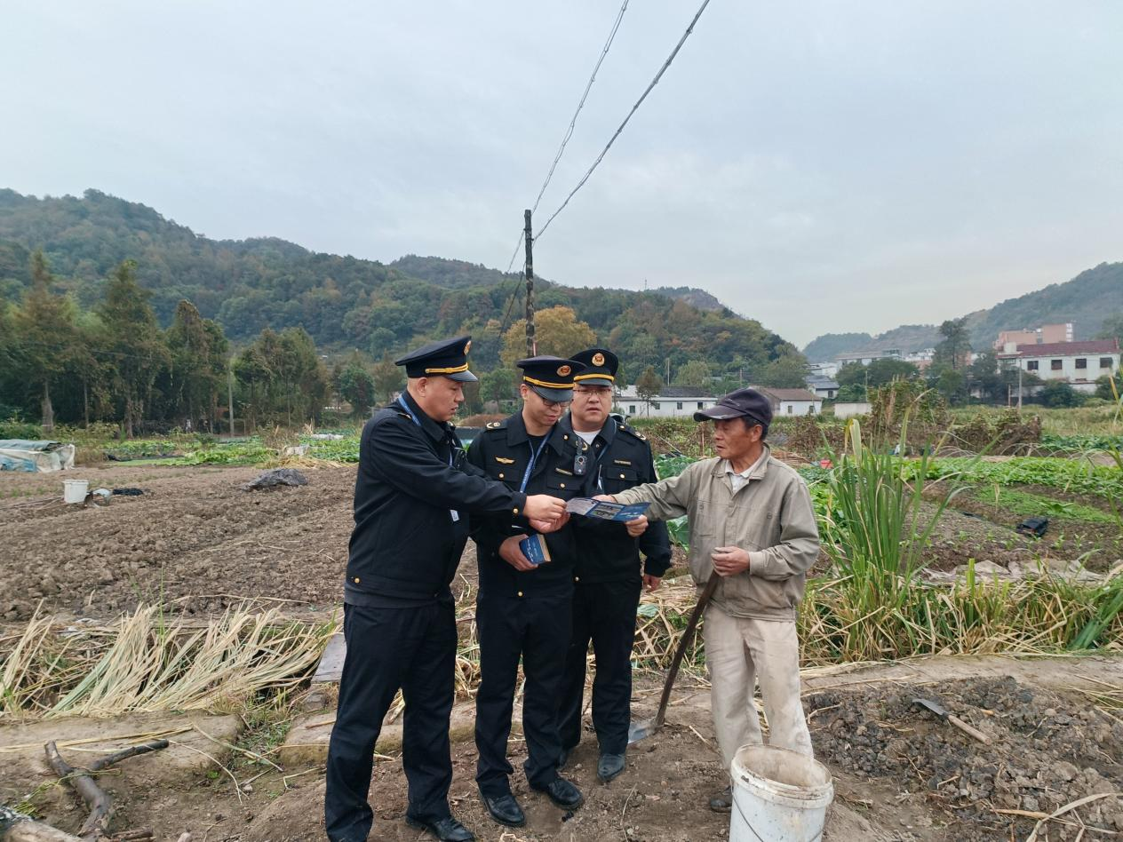 冬季护“蓝”进行时 鄞州联动巡查共筑生态屏障——云龙、东钱湖两地执法队携手共治交界区农田焚烧见成效