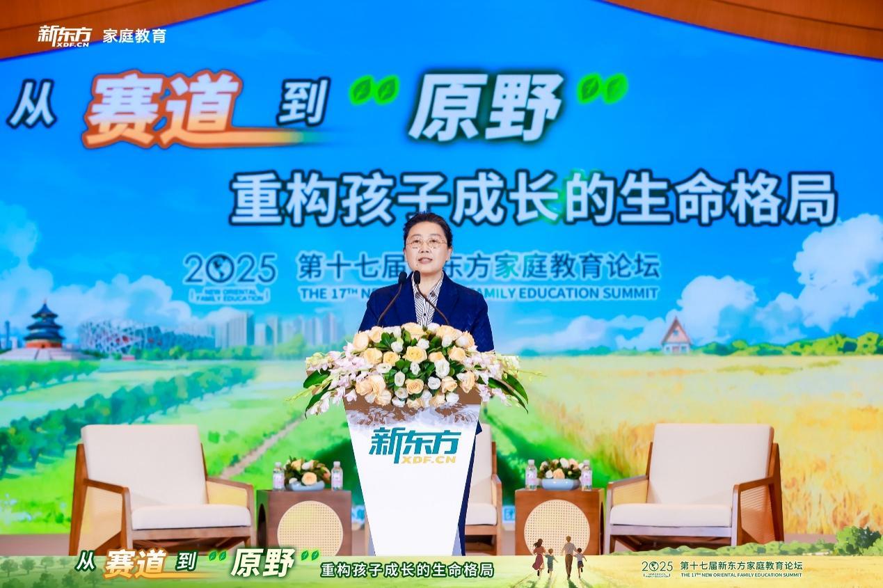 中国家庭教育学会常务副会长兼秘书长、首席家庭教育专家杨淑文