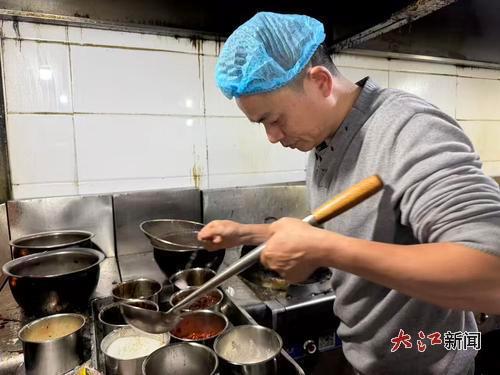 万浪平在厨房忙活。