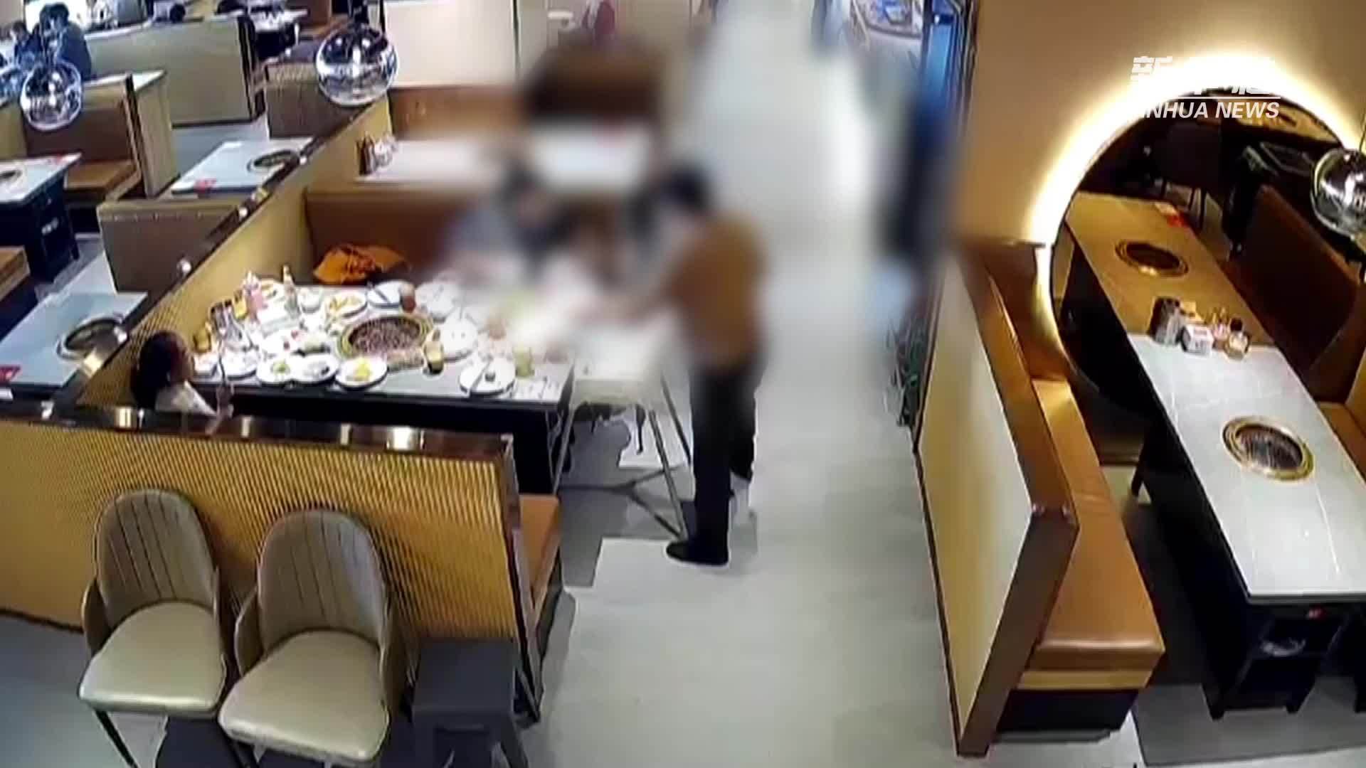 大学生温暖一抱 幼儿转危为安