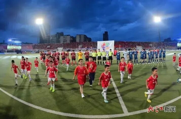 7月12日,赣超揭幕战开球前的球童。江西日报全媒体记者 杨继红 摄