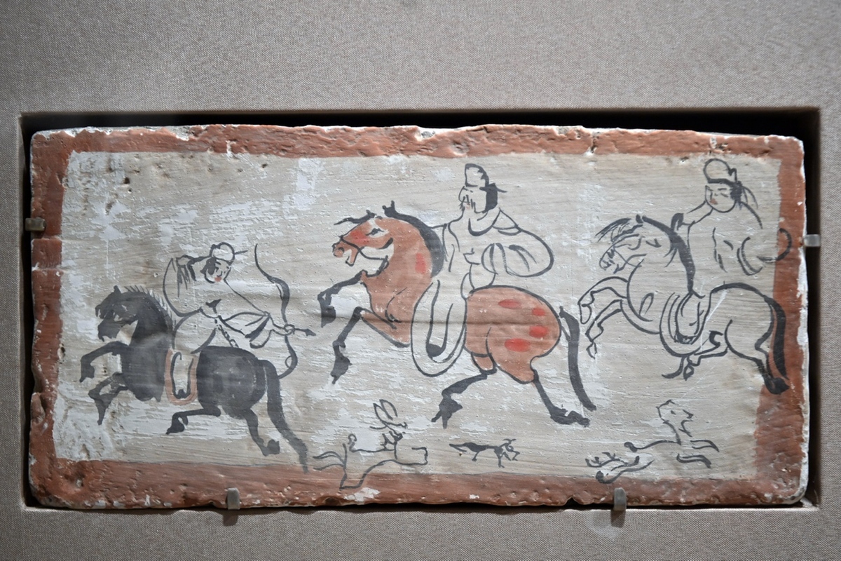 张掖市高台县博物馆内展出的狩猎图壁画砖