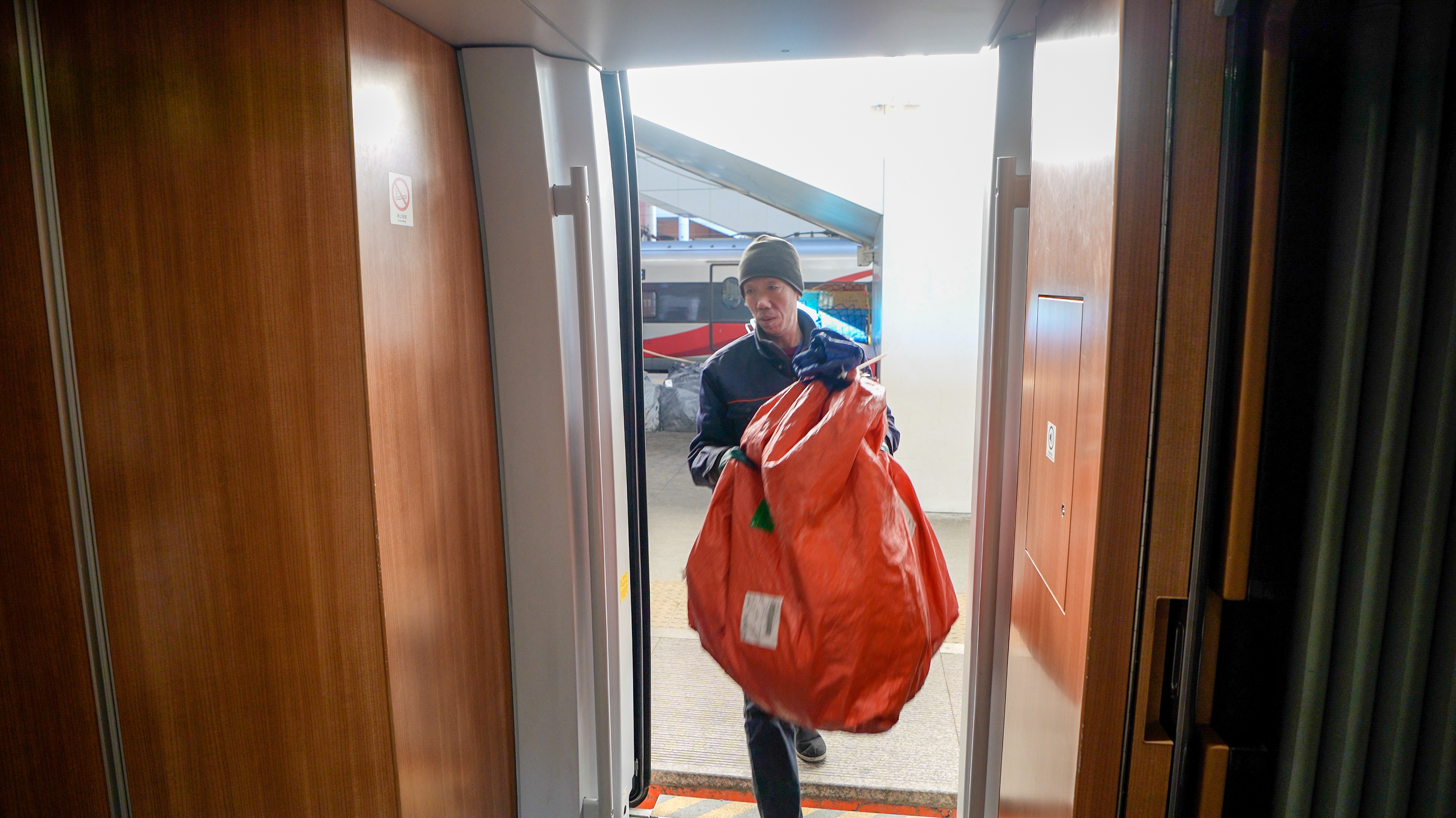 哈铁“双11”网购高峰期快件运输服务启动