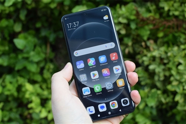 小米17 Ultra蓄势待发:直屏加大圆镜头 没有背屏