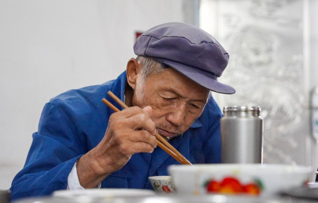 老人在“爱心食堂”用餐