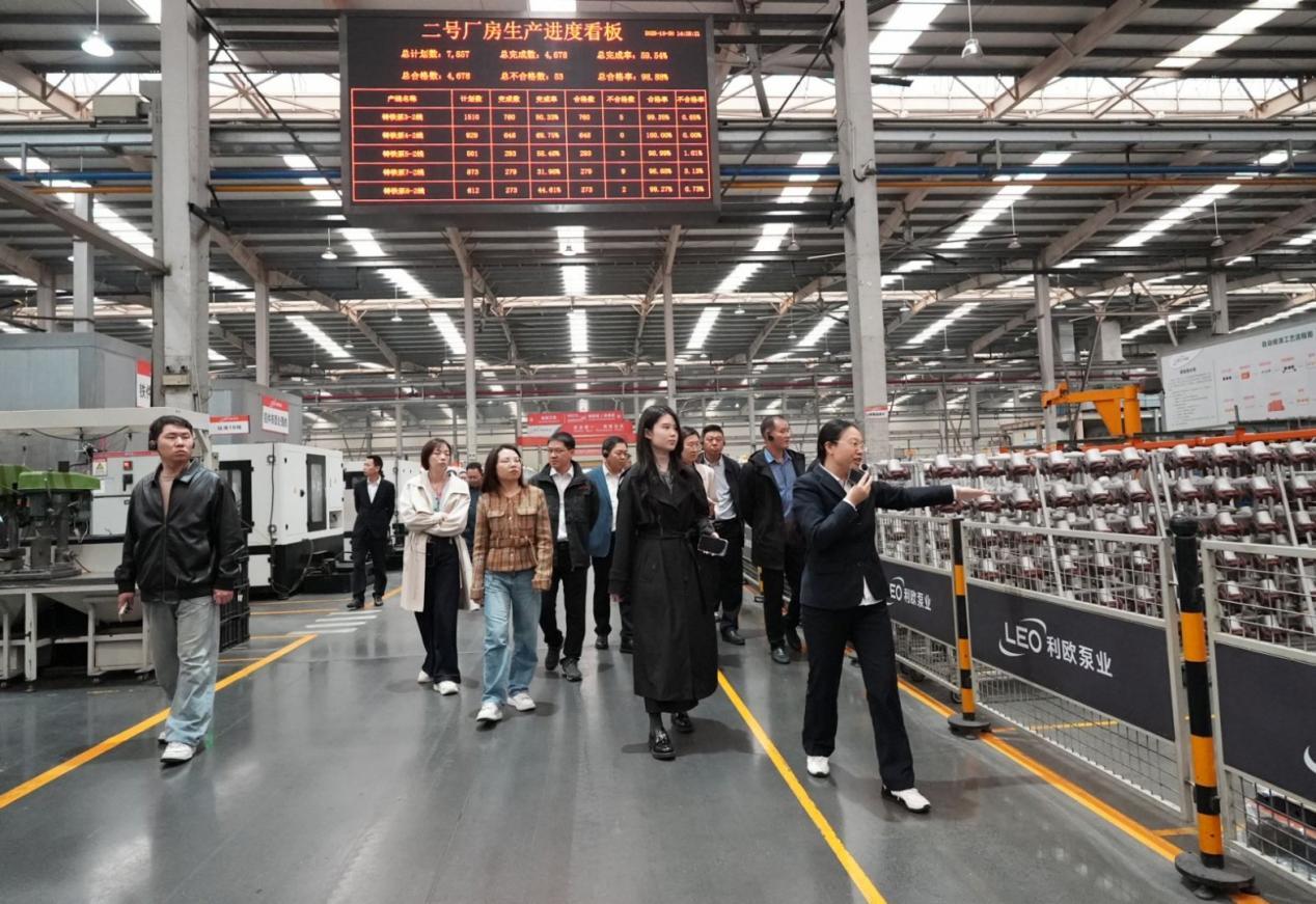 调研团深入车间感受生产流程