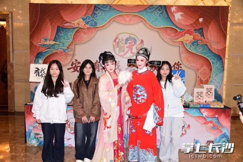 戏迷与戏曲演员合影。 均为长沙晚报通讯员孙雯倩供图