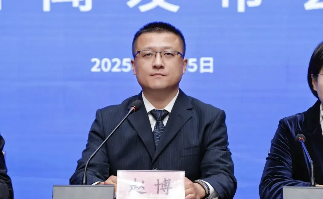 平阴县特色产业发展中心主任赵博介绍平阴阿胶产业发展和创新创业大会筹备情况