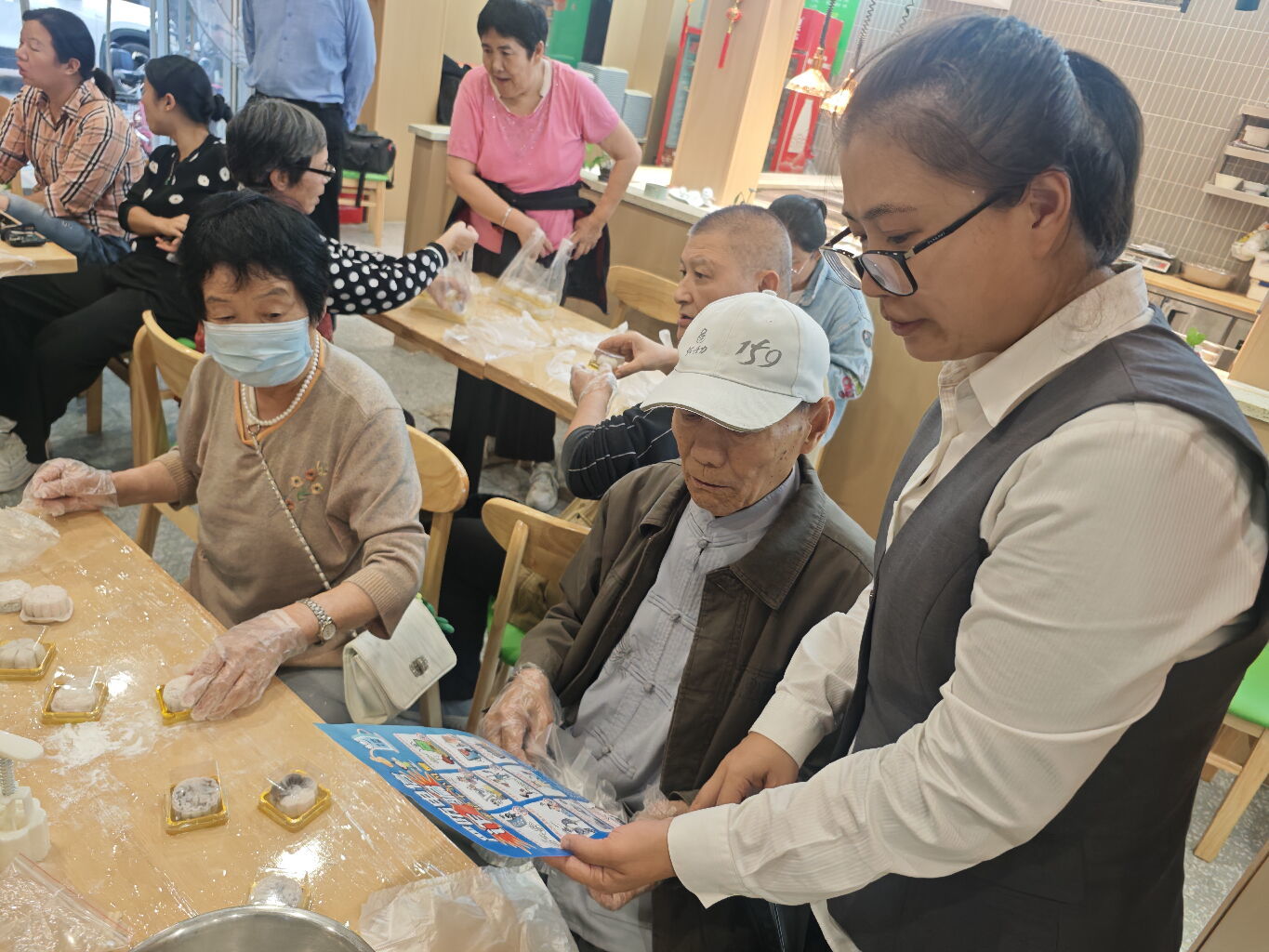 饼香情浓 金融护老——广发银行济宁关帝庙金融街小微支行联合街道办开展中秋银发金融关怀活动