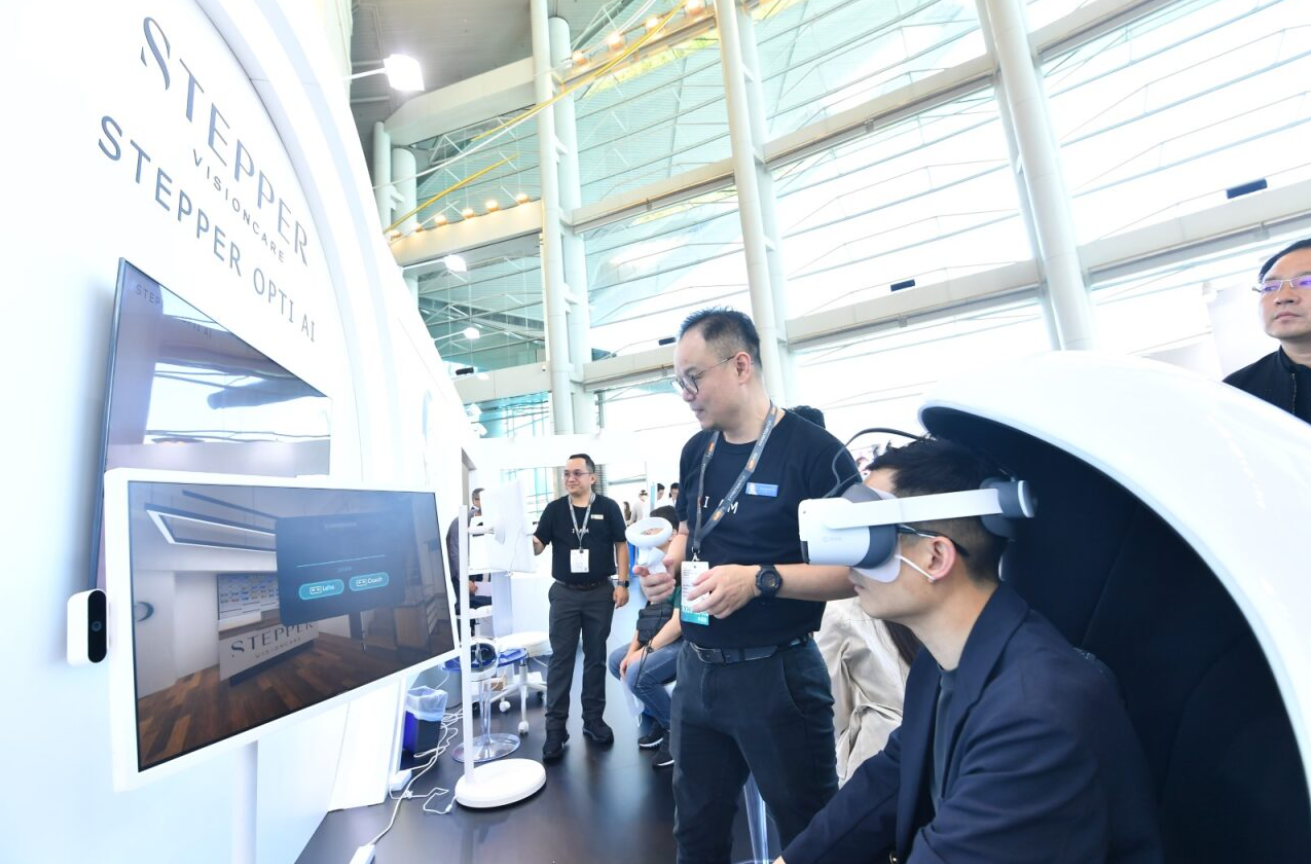 图：第33届香港国际眼镜展中展商展示多款融合创新技术的智能产品