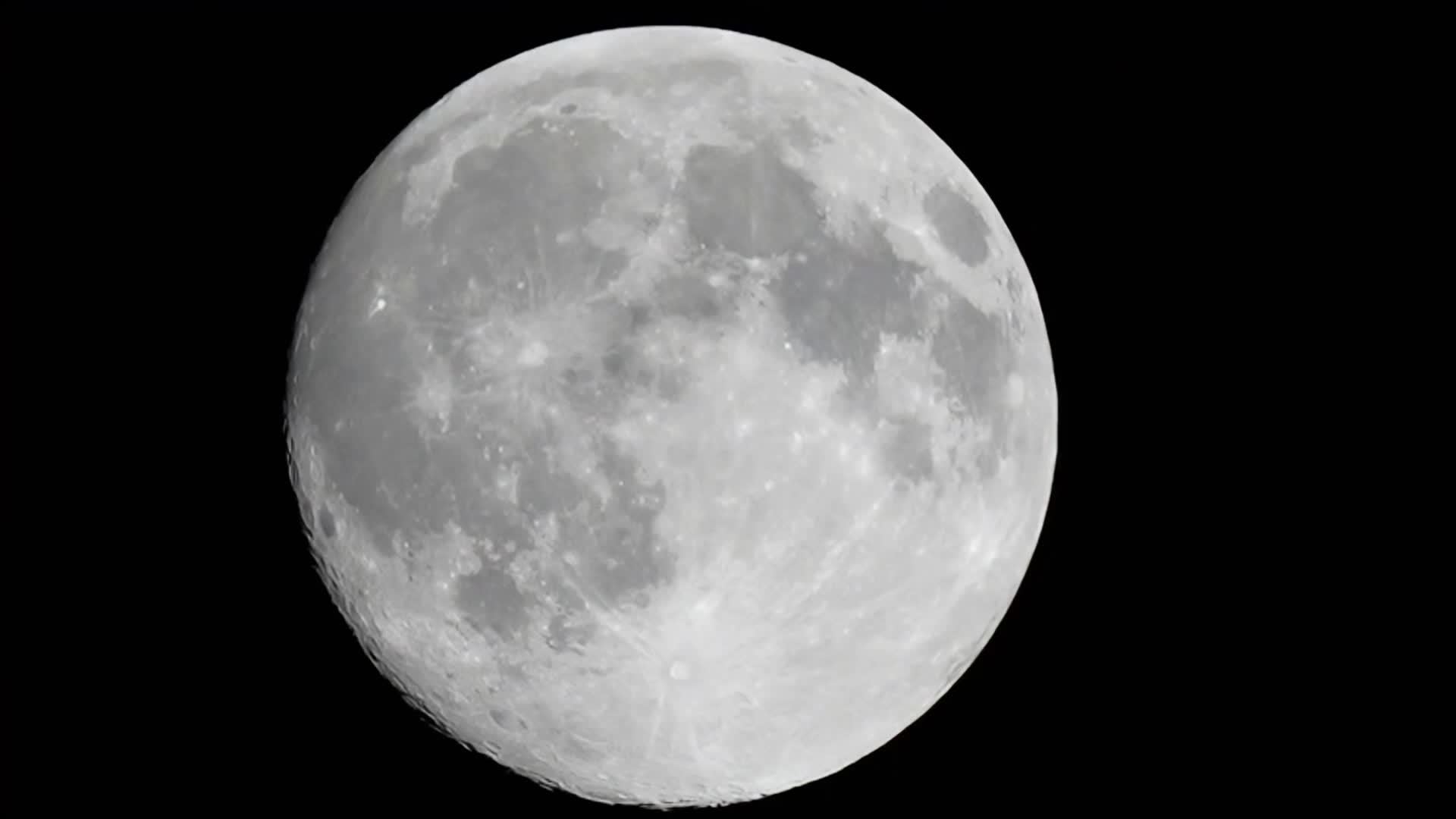 中国空间站飞过圆月