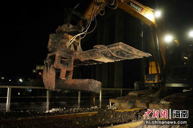 海南铁路八所站集中更换轨枕。海南铁路海口综合维修段 供图