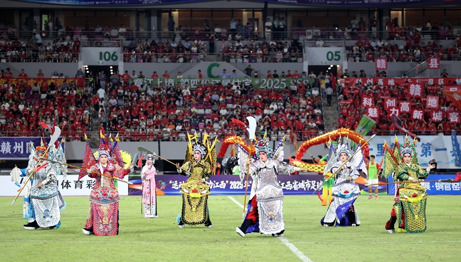 10月4日,国家级非物质文化遗产东河戏亮相“赣超”赛场,尽显客家文化的古朴风情。