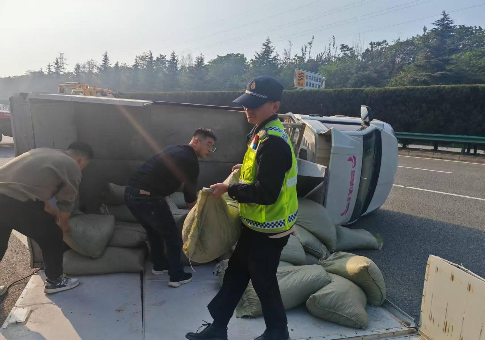 暖“心”闻:5吨木屑散落高速 暖心救援为司机减损失