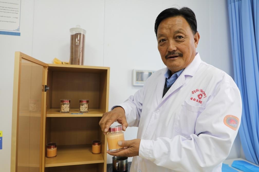 10月29日，甘南藏医药代表性传承人看照加展示藏医院制作的院内制剂。新华社记者　梁军　摄