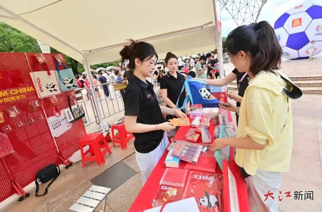 7月20日,南昌八一体育场外设置了消费市集,文创、品牌展示、小吃三大专区共25个特色摊位将九江的经典美食与南昌本土风味同场呈现。江西日报全媒体记者杨继红 摄