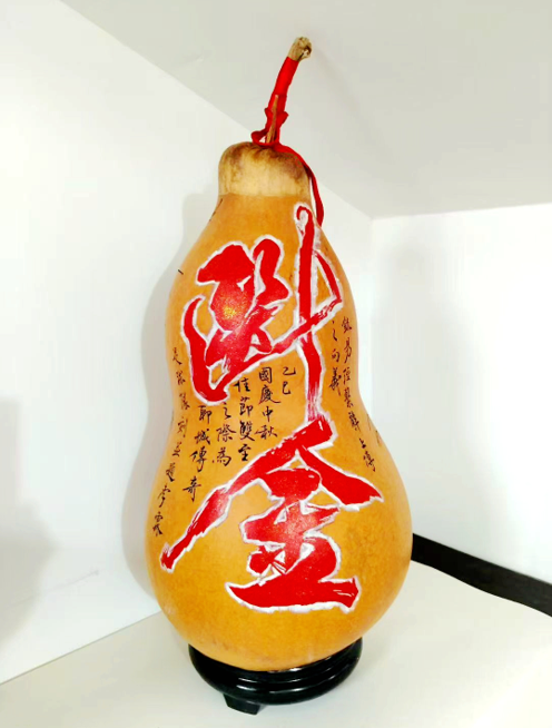 聊城艺术家李霖赠《断金》葫芦 助力传奇足球队决战鲁超之巅