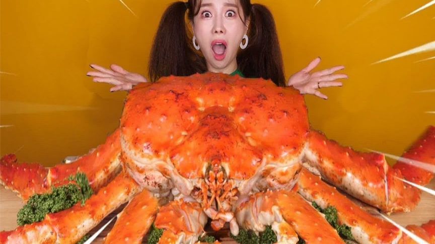 帝王蟹拆解盛宴！钳肉比拳头大 蟹黄多到溢出来