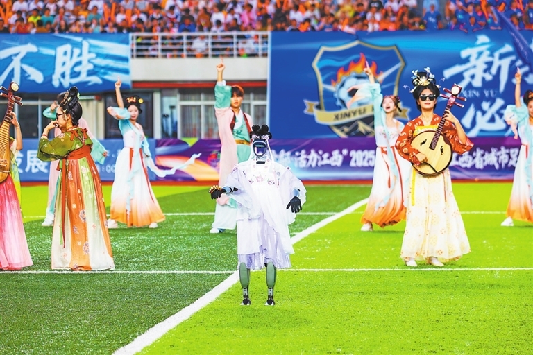 7月19日,新余市体育中心,智能机器人跟随节奏卡点舞蹈,十分吸睛。