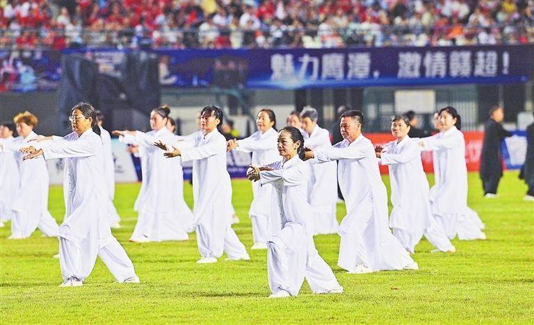 8月2日,鹰潭市体育中心,群众性演艺《太极国韵》的表演者动作行云流水,引发观众阵阵欢呼。