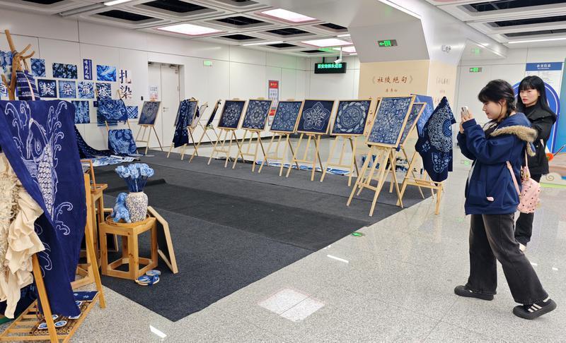 非遗技艺伴唐诗！市民游客在地铁站邂逅古今雅韵