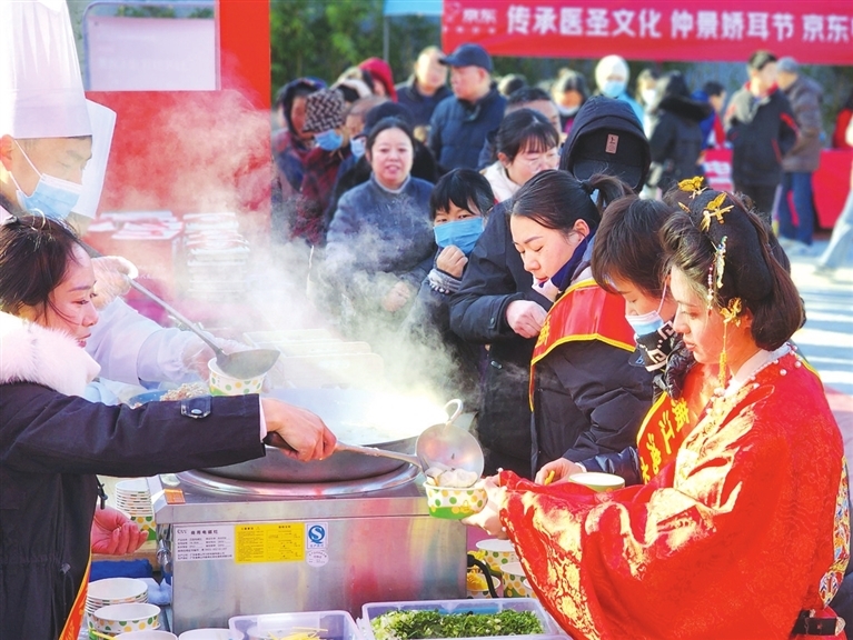 ④南阳宛城区的“仲景市集”烟火缭绕。