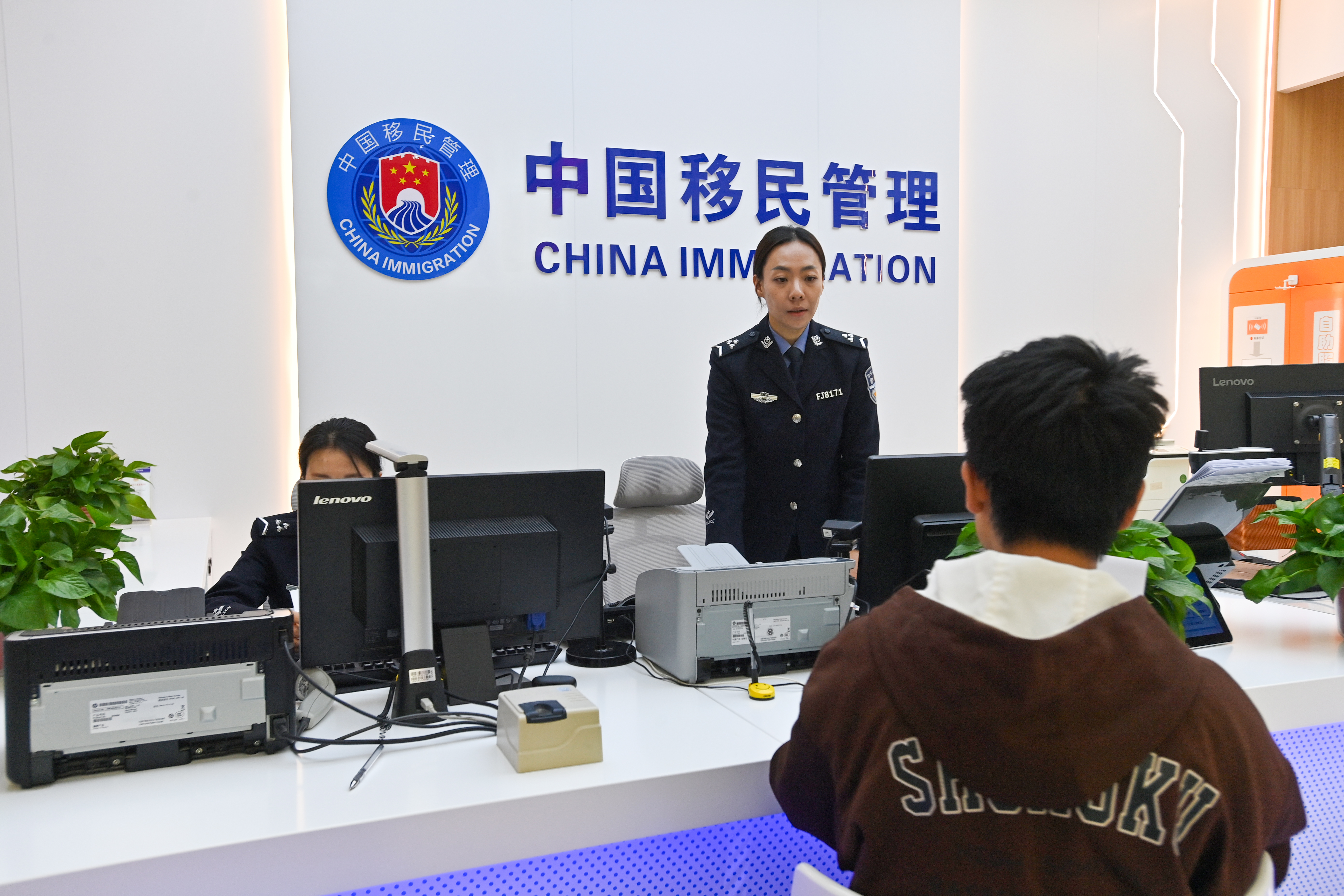 为前来办事的市民解疑答惑