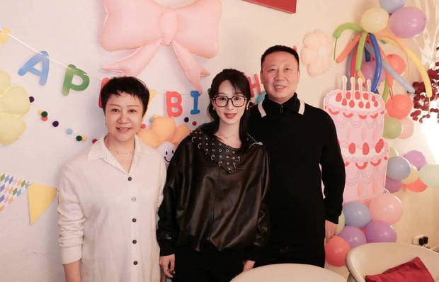 搜狐娱乐讯 11月6日是杨紫生日,她在社交平台上晒出一家三口温馨合照为自己庆祝33岁生日!