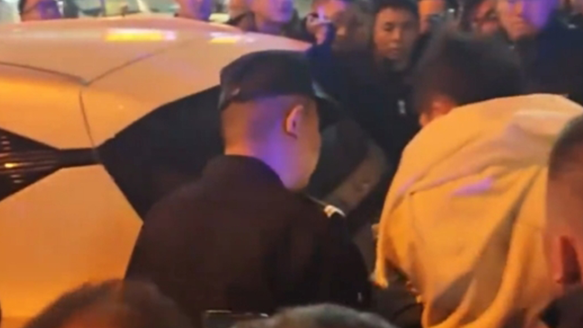 小偷偷手机被女子暴打，眼镜被打飞 躲在车底不敢出来，警察到场将小偷“救走”