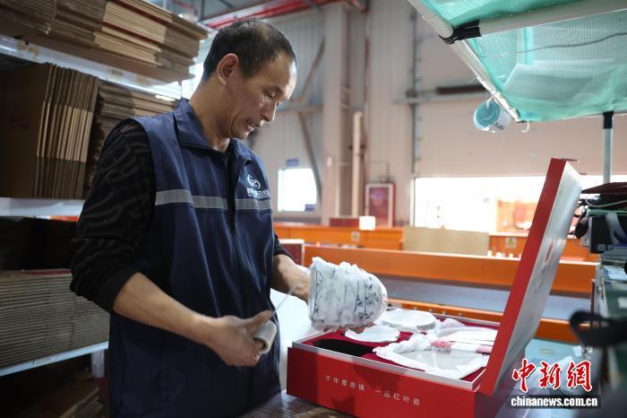 图为一家物流企业工作人员正在细致打包陶瓷餐具。中新社记者 刘占昆 摄