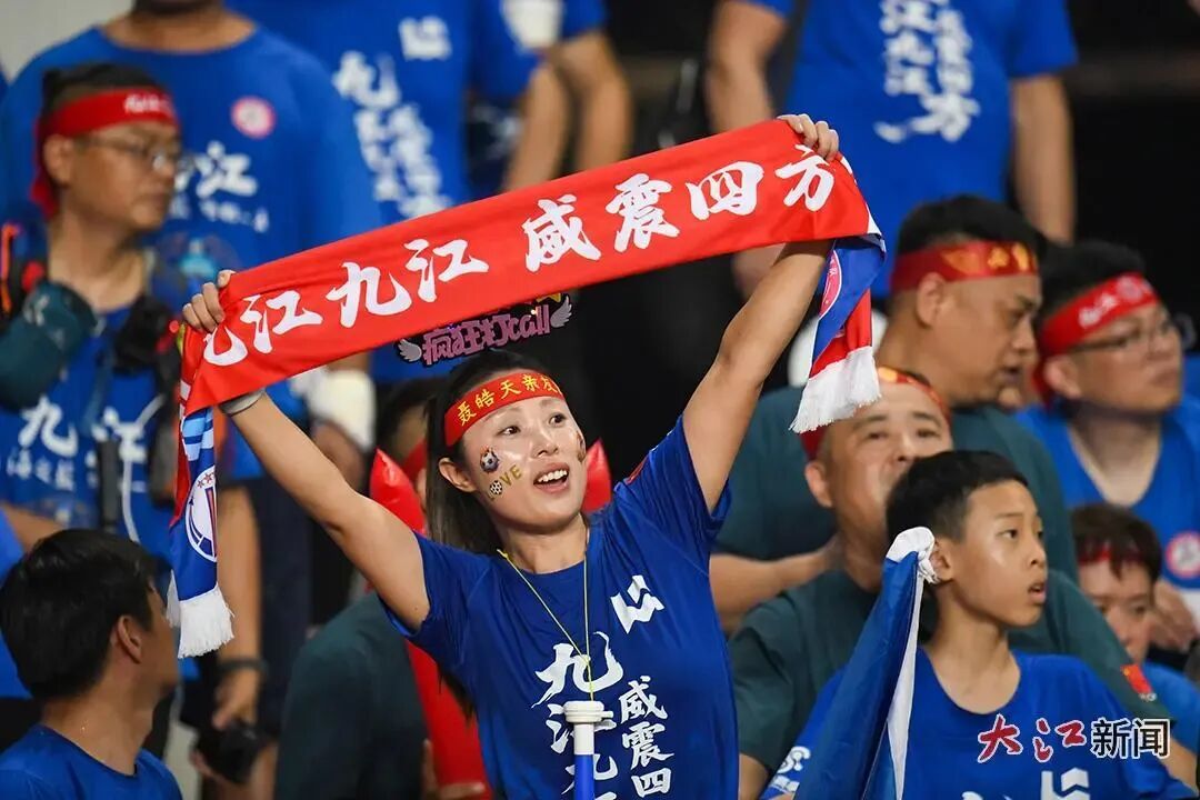 球迷热情高涨为球队呐喊助威。视觉江西 张新民 摄