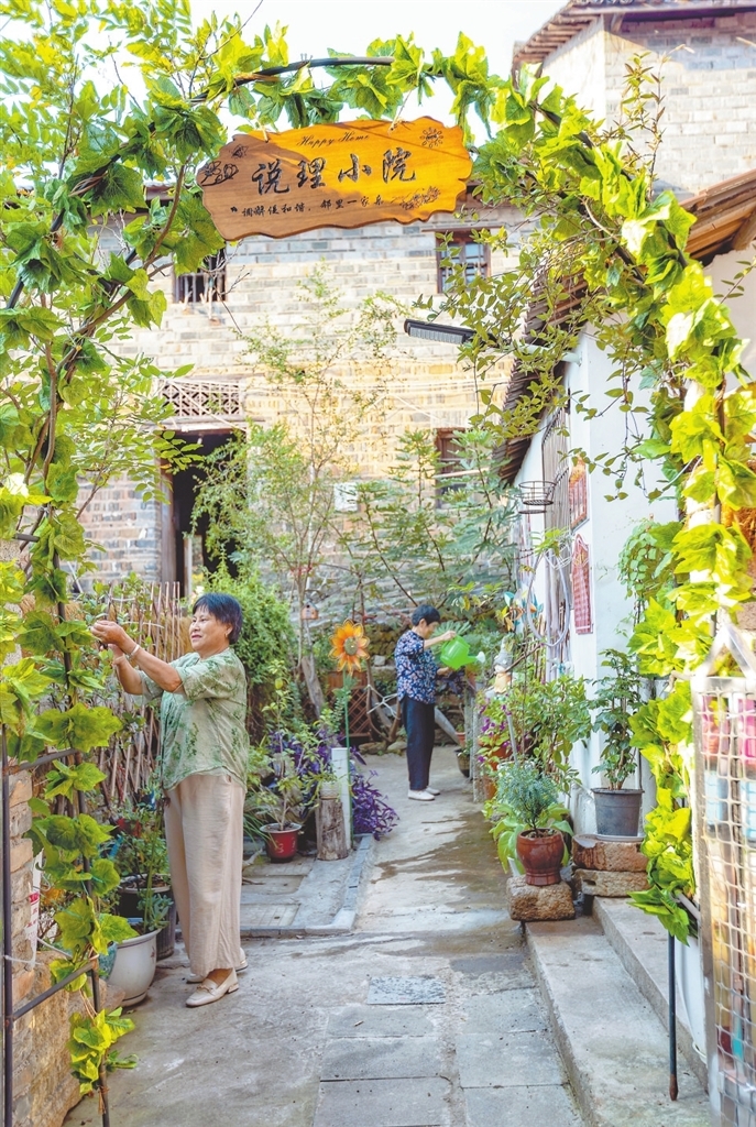 “庙口妈妈”们在打理“说理小院”，这是她们的“根据地”。