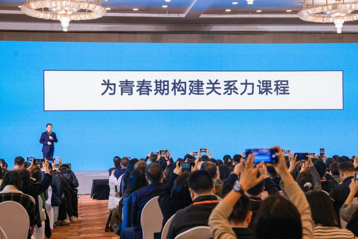 新学校研究会会长李希贵在年会上做分享。主办方供图