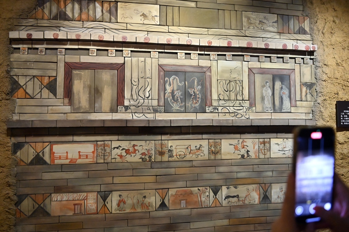 张掖市高台县博物馆内魏晋壁画砖（复制品）