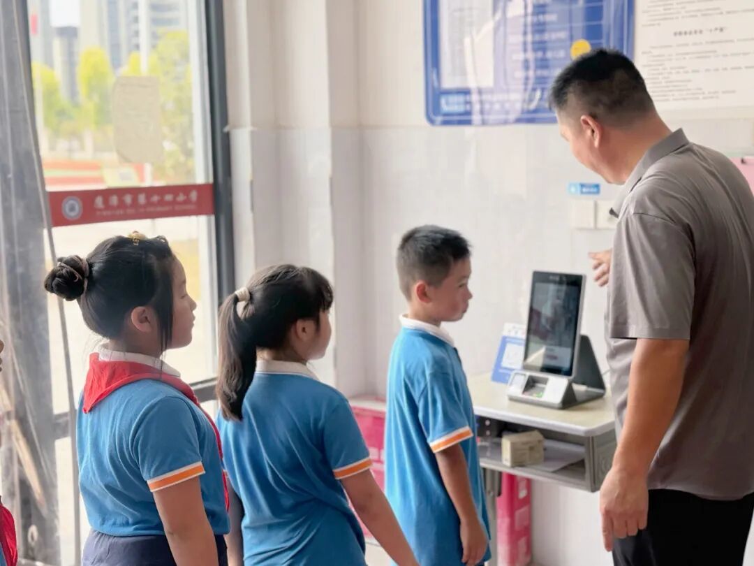 鹰潭市第十四小学学生刷脸用餐