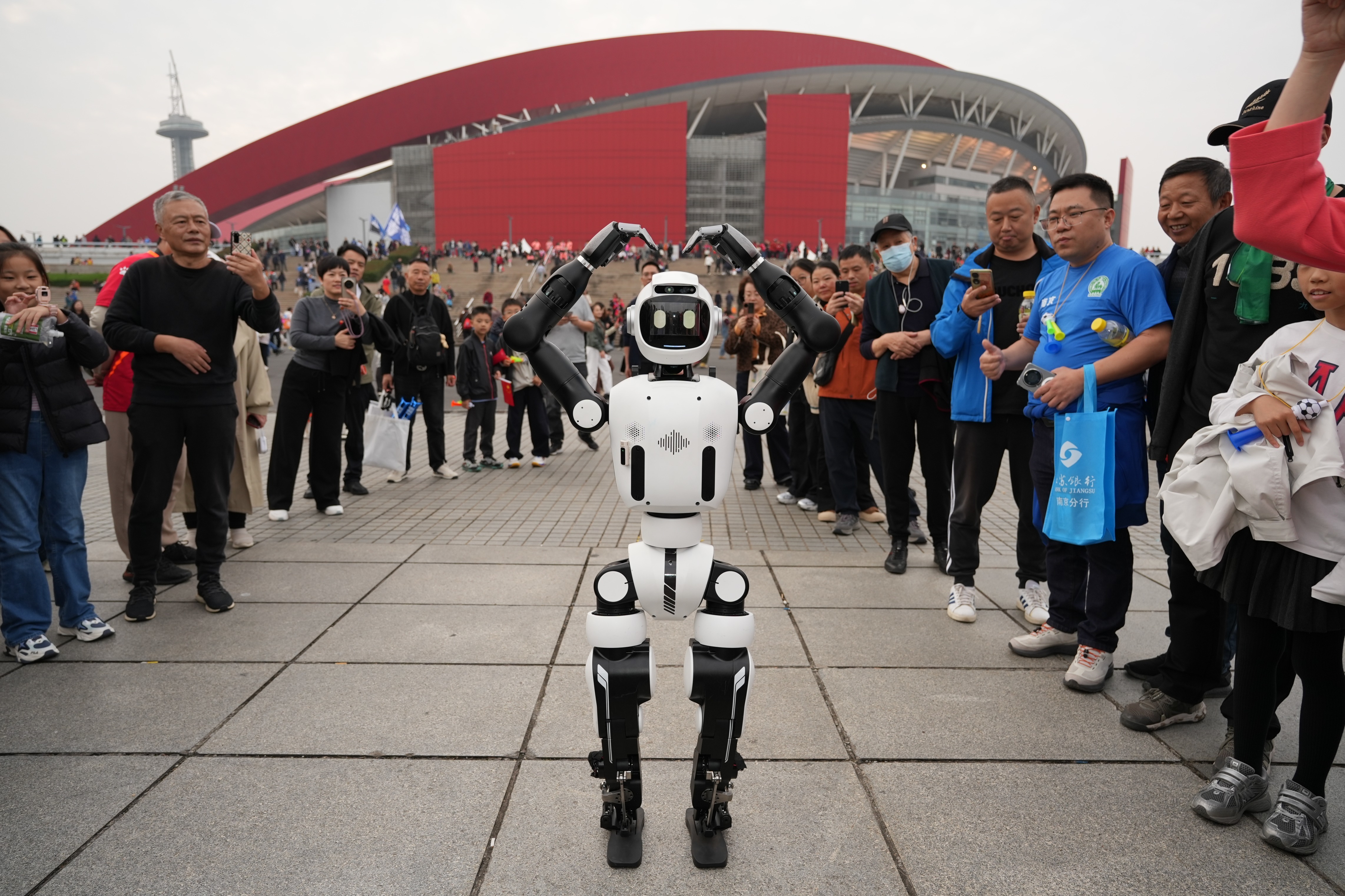 苏超决赛邂逅“机器人啦啦队”,南京机器人产业闪耀赛场