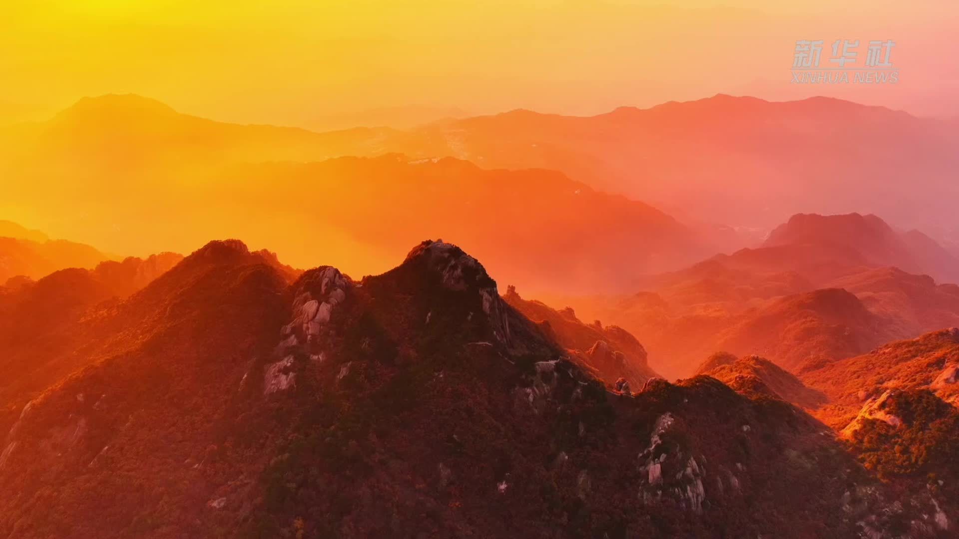 安徽九华山：流金万顷染层峦