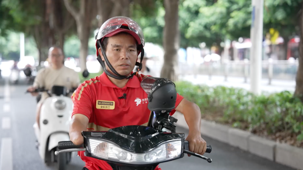 凤凰网《旅途》｜46岁断手大叔跑外卖养家还外债