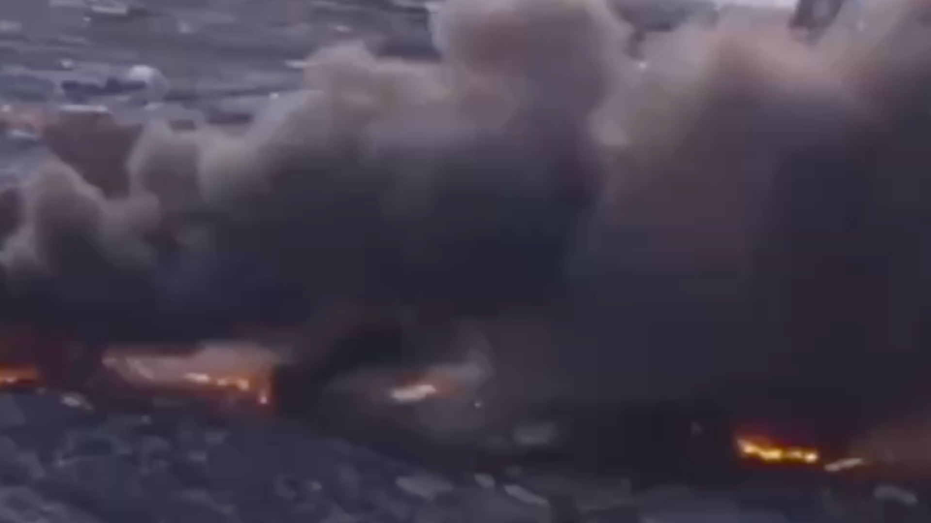 美国肯塔基州一架飞机坠毁，现场浓烟滚滚，人员伤亡情况尚未确认