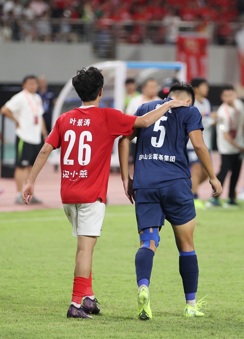 10月4日,赣州队与九江队的两名队员并肩而行,赛上既是对手,又是朋友。
