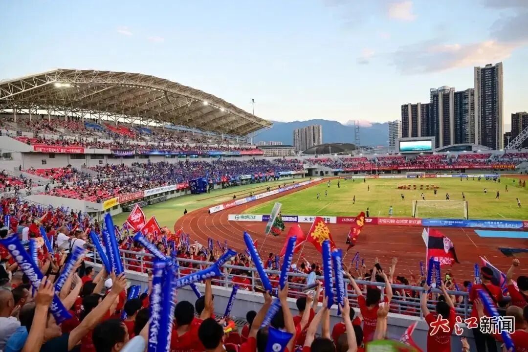 8月23日,九江八里湖体育场,远处的庐山清晰可见。 江西日报 全媒体记者洪子波 摄